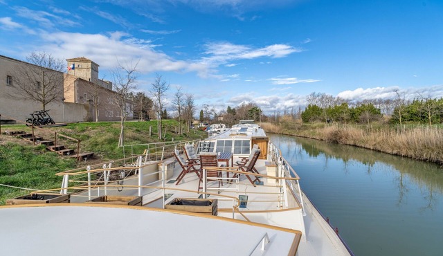 Haricot Noir Houseboat on the Canal du Midi with Private Waterside Terrace