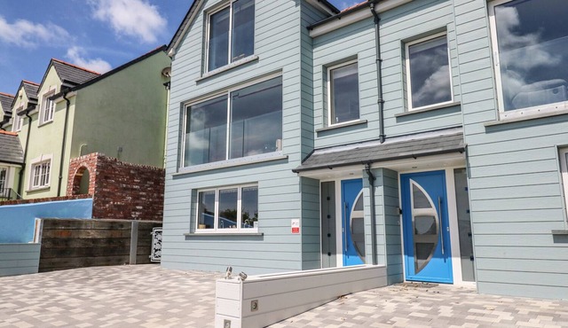 HARMON VALE, pet friendly, country holiday cottage in Solva