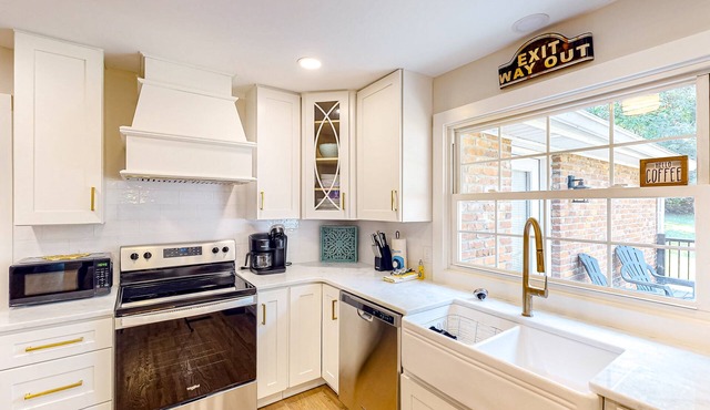 Harmonizing home with firepit, patio, deck, full kitchen, TV, and washer/dryer