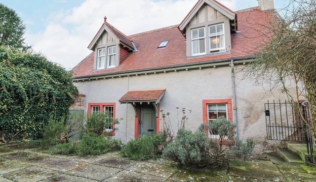 HARMONY COTTAGE - HARMONY GARDENS, pet friendly in Melrose