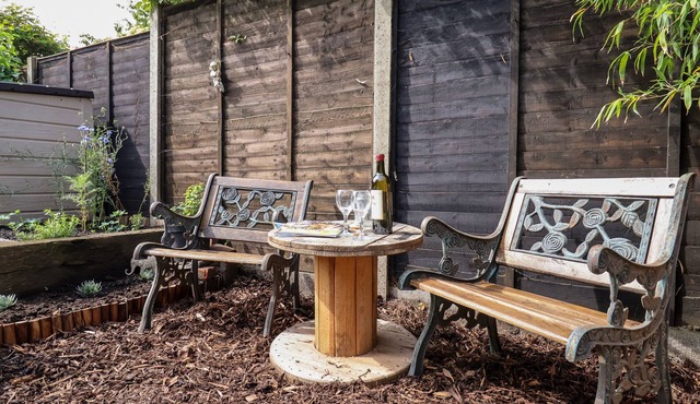 HARMONY COTTAGE, pet friendly, with open fire in Bungay