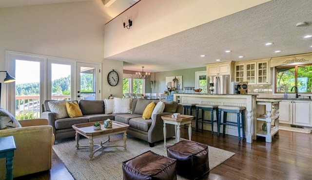 Harmony Estate: Spacious Home with Mt Hood Views