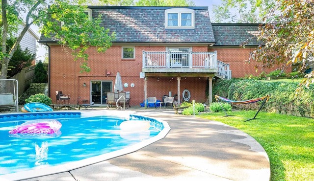 Harmony Hideaway Over 4000 sqft, 5 mins to BSU & IU, Games Rooms and Summer Pool