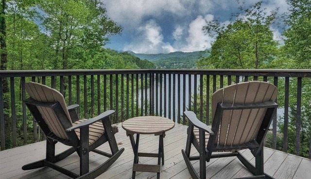 Harmony Hill Spacious Home with HotTub lake views| Pool Table