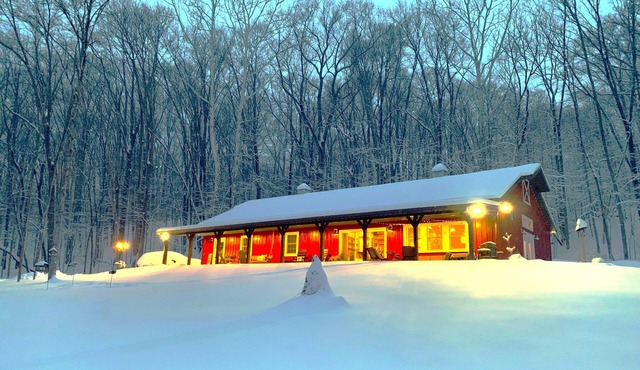 Harmony Hollow barndominium with hot tub near Sugar Creek n