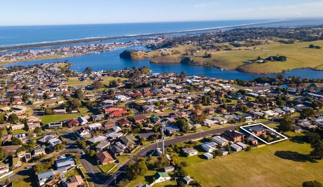 Harmony - Perched on a slope, this retreat offers views of the ocean