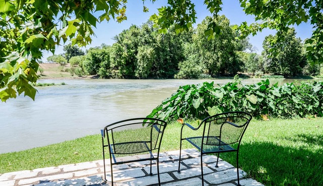HarmonyHouse: Pet Friendly Zen River Retreat