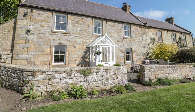 HARNHAM HALL COTTAGE, family friendly, with open fire in Ponteland