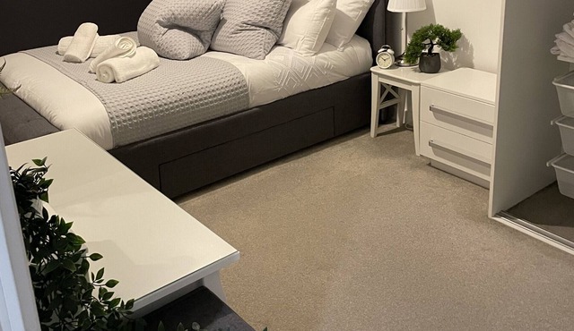 Harold Wood Haven Next to Station Small Dogs OK