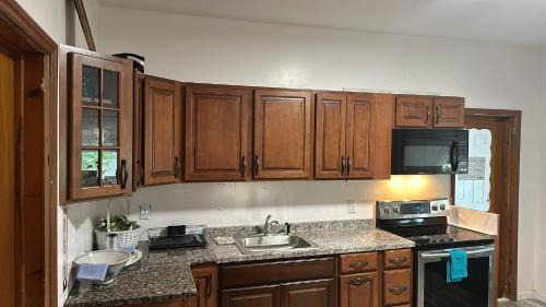 HARPER AVE DIVINE GUEST HOUSe, PRIVATEFREE PARKING