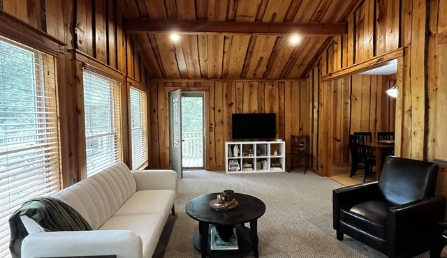 Harpers Cove Hideaway- Quiet Greers Ferry Lakefront Cabin.