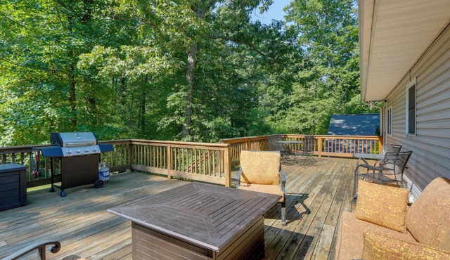 Harpers Ferry Cabin - Walk to Private Lake!