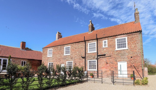 HARPHAM MANOR HOUSE, pet friendly, with hot tub in Nafferton