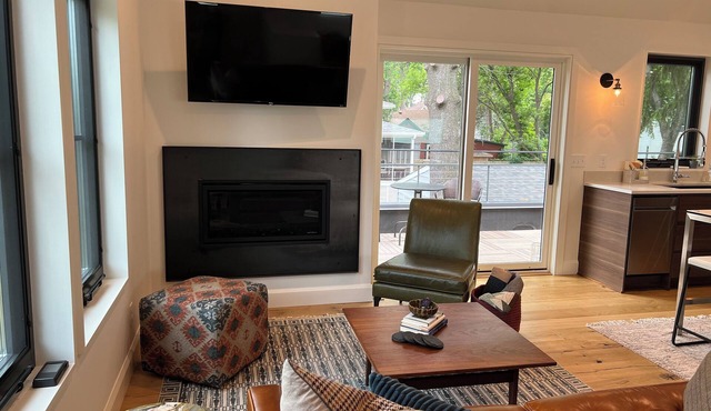 Harriet Carriage House in fantastic Stillwater with cozy fireplace