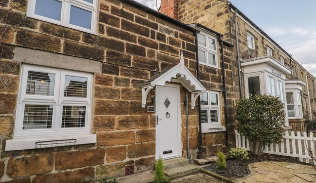 HARRINGTON COTTAGE, pet friendly, with a garden in Marske-By-The-Sea