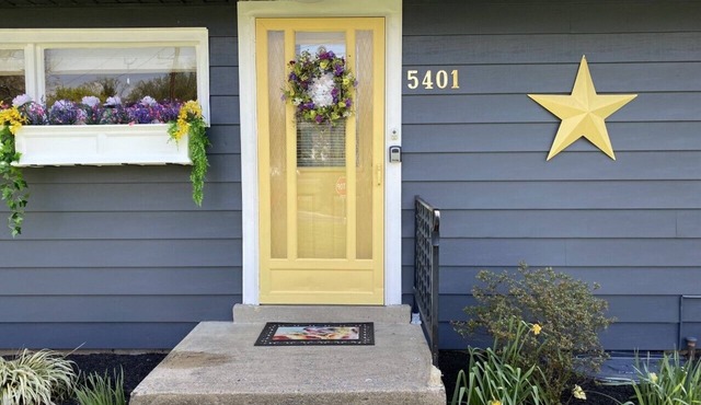 HARRISBURG HERSHEY PARK GIANT CENTER FARM SHOW PETS WELCOME GATED YARD SAFE FUN