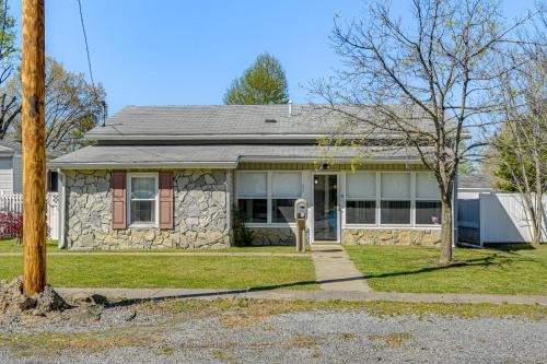 Harrisburg Home w/Private Yard + Screened Porch!