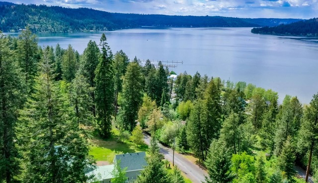 Harrison Hideaway, near CDA Walk to Trails & Lake!