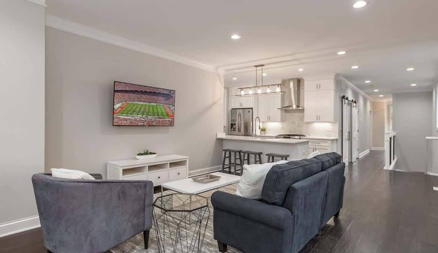 Harrison West House: Game Room & Family Fun!