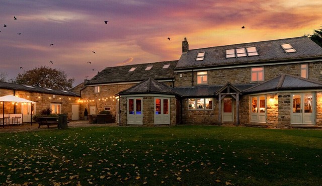 Harrogate House Retreat - Sleeps 31, Steam Room, 2 Hot tubs