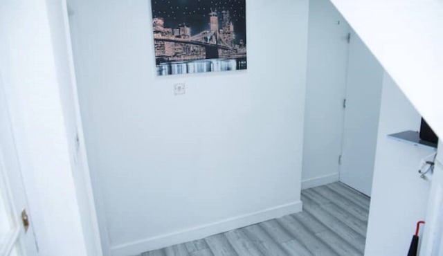 Harrow Luxury Apartment With Free parking.