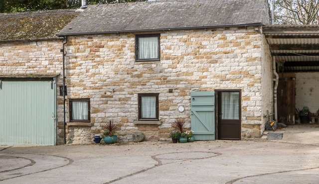 HARRY EYRE COTTAGE, pet friendly in Castleton, Peak District