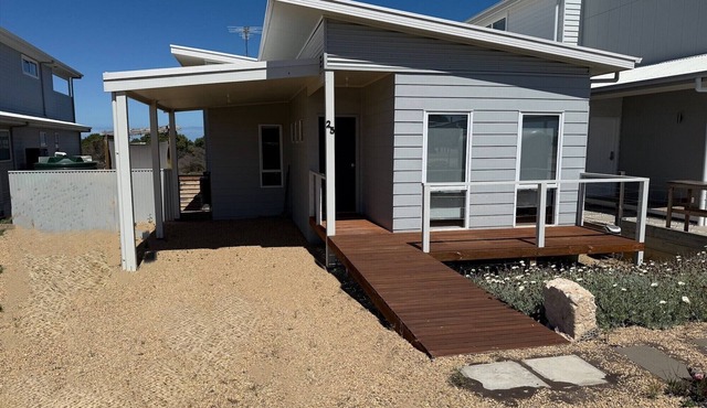 Harry's Beach House - Beachfront! Off Peak special available! Free WiFi!