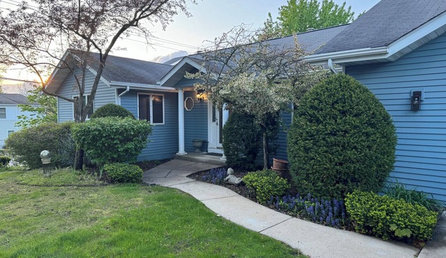 Harry's Hotrod Hideaway - Charming 3-bedroom house with Hot Tub and Lake access