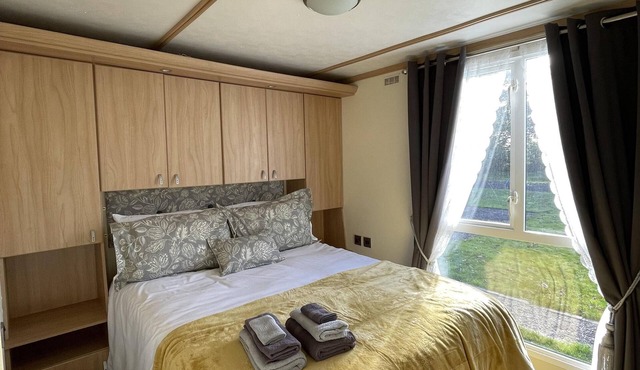 Harry’s Hideaway Lodge-Classic-Countryside view-Ensuite with Shower