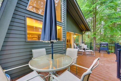 Harstine Island Cabin w/Fire Pit: Walk to Beach!