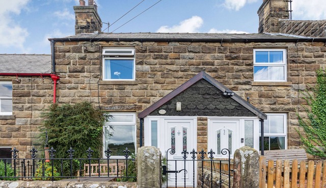 HART COTTAGE, pet friendly, character holiday cottage in Glaisdale