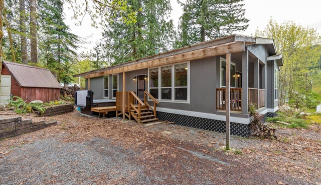 Hart Haus at Stevens Pass- spacious w/hot tub, EV charger, enclosed yard for pets!