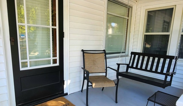 Hart House/One Bed, 1 Ba, St Mary's Mayo Clinic from the Front Porch