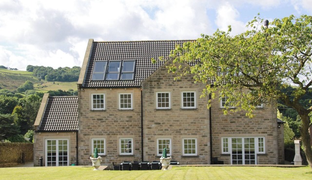 HARTCLIFFE VIEW, pet friendly, with hot tub in Millhouse Green