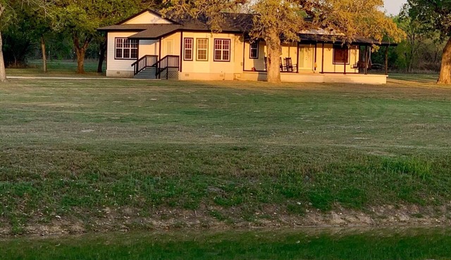 Hartfield HousenFarmhouse Retreat on 12 acres