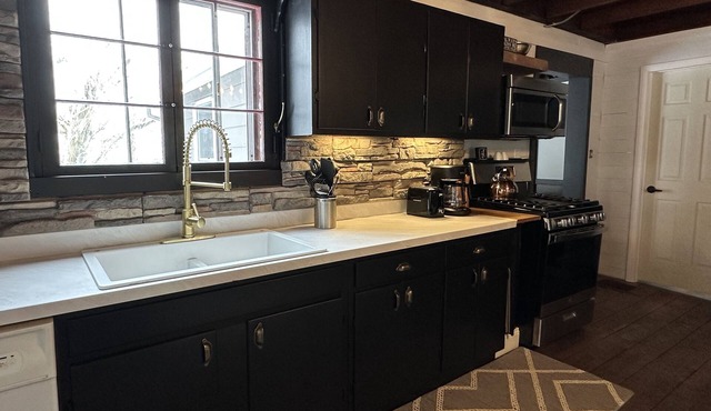 Hartford Cottage | Cabin Feel in Burghill | 2 mi Big Oak Meadows & Hartford Hill