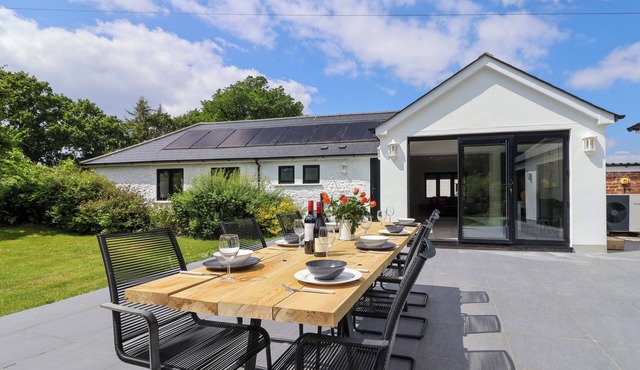 HARTGROVE FARM BUNGALOWS, pet friendly, with open fire in Musbury