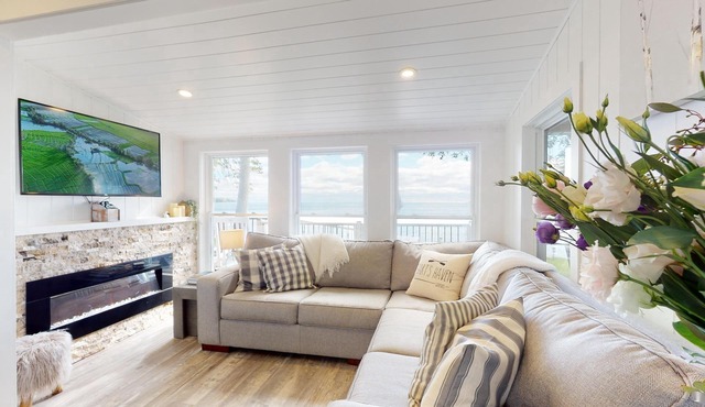 HART’S HAVEN Lakefront Cottage in Waupoos. Close to The Sandbanks and wineries.