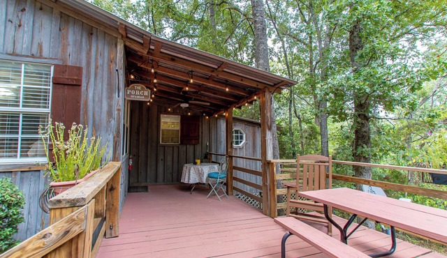 Harts Landing - A cozy forest getaway for friends & family at Stag Leap Cabins!