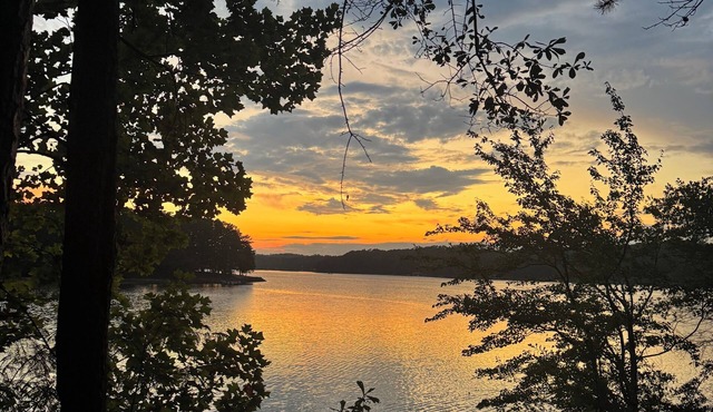 Hartwell Haven - Cozy Lakefront Cabin with Sunset Views & Deep-Water Dock