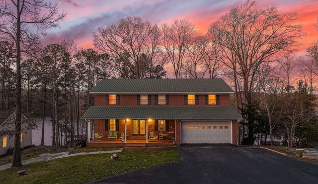 Hartwell lake deep water home, family friendly and close to Clemson and UGA