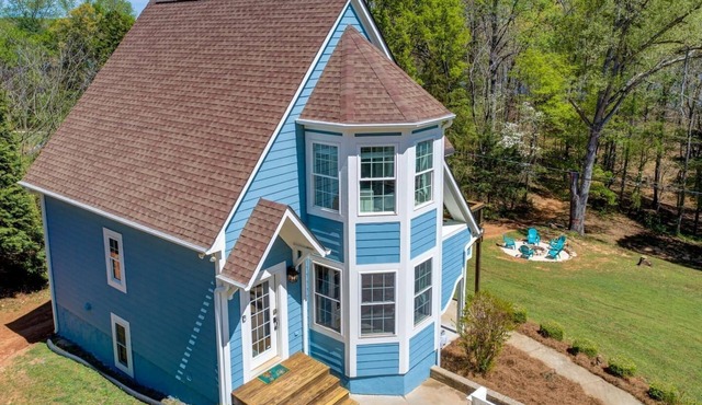 Hartwell waterfront home -game room, boat slip, firepit, golf cart, pet-friendly