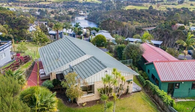 HaruView: Spacious house with view of Haruru Falls