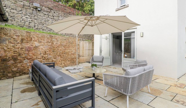 HARVAX HOUSE, pet friendly, luxury holiday cottage in Chepstow