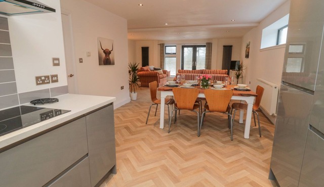 HARVEST COTTAGE 1, pet friendly, character holiday cottage in Lowick