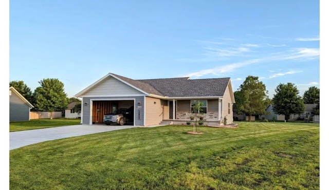 HARVEST COTTAGE Cozy home for family memories in a small town.