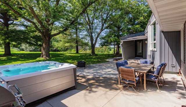 Harvest Hill–Modern Farmhouse Retreat Near ISU, Perfect for Families & Game Days