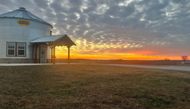 Harvest Hill Silo - Home on Route 66, 5 acre Fishing Pond