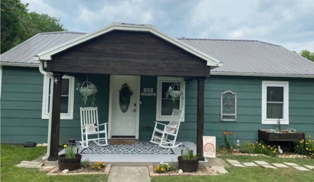 Harvest House - Vineyard Charm w/New Hot Tub in Saint Jo