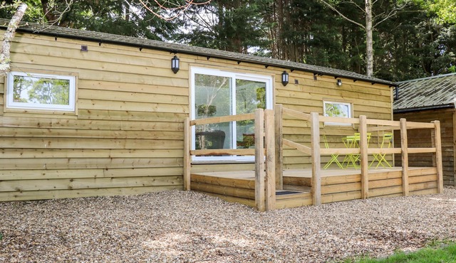 HARVEST LODGE, pet friendly, with a garden in Bolney